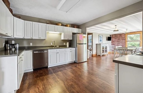 Dundee Otro | 5BR Farmhouse Fall Escape on Seneca Lake Wine Trail