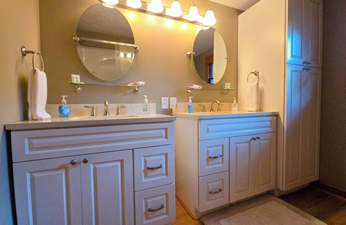 Dundee Otro | 5BR Farmhouse Fall Escape on Seneca Lake Wine Trail
