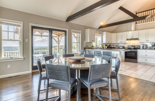 Ancramdale Otro | 5BR Farmhouse☆King Size Bed☆Mountain View☆28 Acres