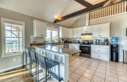 Ancramdale Otro | 5BR Farmhouse☆King Size Bed☆Mountain View☆28 Acres