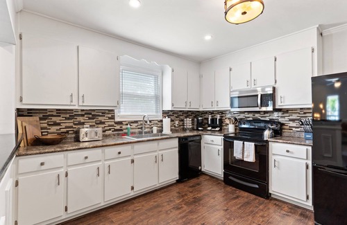 Greenville Casa | 5BR Group Getaway, Pet-Friendly Ideal for Weddings