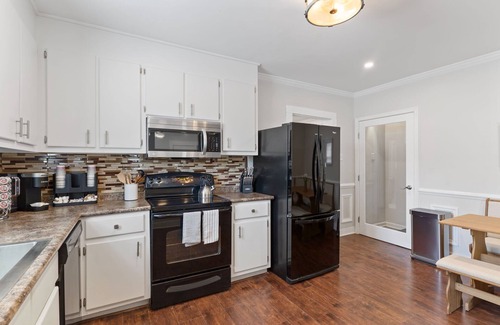 Greenville Casa | 5BR Group Getaway, Pet-Friendly Ideal for Weddings
