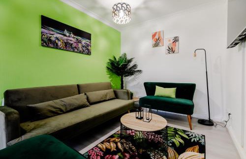 Redbridge Casa | 5BR House, Free Parking offA12, Contractor, Big Families, Relocation