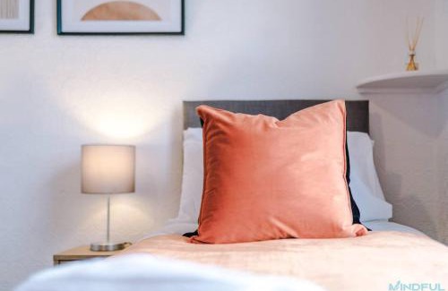 Pontefract Casa | 5BR House, Sleeps 10 guests - Free Parking - Business & Contractor Stays