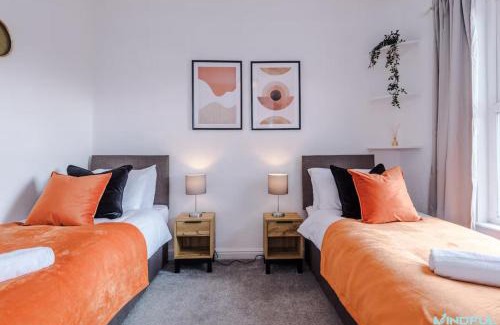 Pontefract Casa | 5BR House, Sleeps 10 guests - Free Parking - Business & Contractor Stays