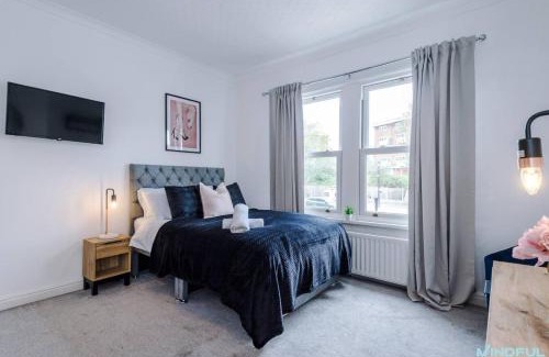 Pontefract Casa | 5BR House, Sleeps 10 guests - Free Parking - Business & Contractor Stays