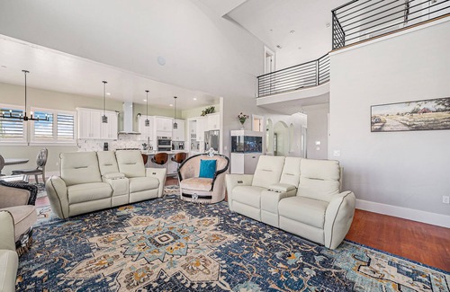 Hudson Villa | 5BR King’s Retreat Grand Villa w/ Patio + Views