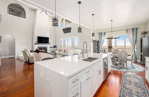 Hudson Villa | 5BR King’s Retreat Grand Villa w/ Patio + Views