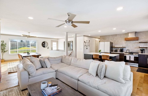 Drayton Plains Casa | 5BR Lakehouse near Pine Knob with Jacuzzi!