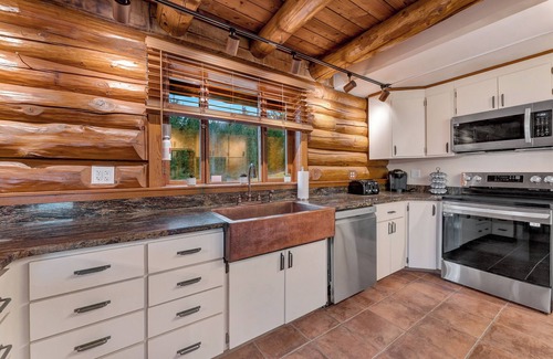 East Stroudsburg Cabina | 5BR Lux Log Mansion w Legendary Amenities & Pool!
