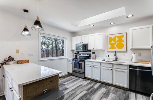 Massanutten Casa | 5BR Movie Theater, Hot Tub, Bowling, Fire Pit!