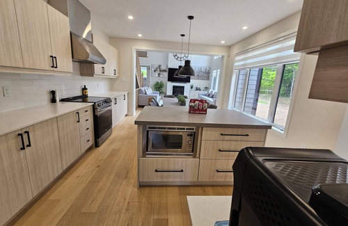 Lake of Bays Casa | 5BR Private Forest | Sleep 10 | Hot Tub+EV Charger