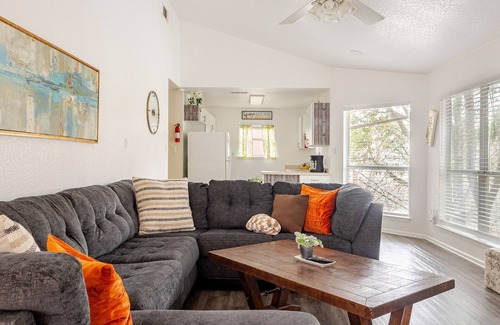 New Braunfels Chalet De Esquí | 5BR Riverfront Cabin, Steps to Water, Sleeps 18