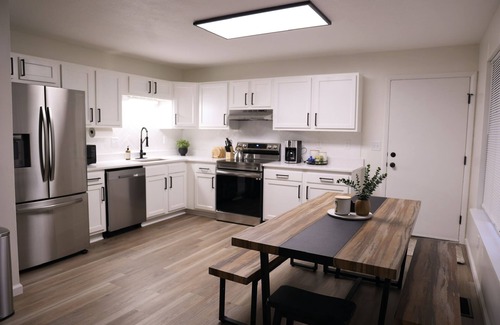 Brook Park Casa | 5BR Serene Retreat Near CLE - Dogs Welcome Airport