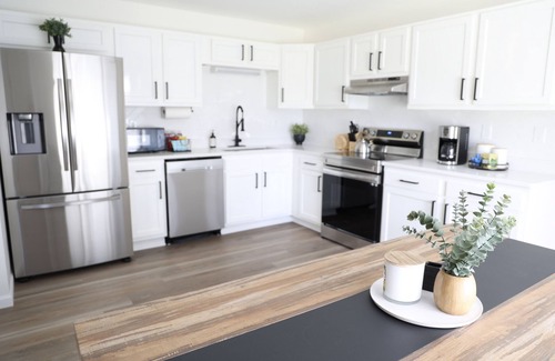 Brook Park Casa | 5BR Serene Retreat Near CLE - Dogs Welcome Airport