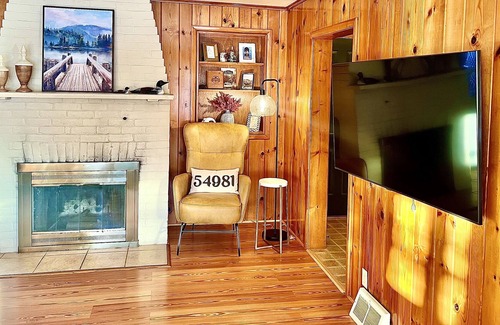 Waupaca Casa | 5BR Sunset facing on Chain O Lake's McCrossen Lake firm sand & clear/clean water
