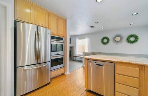 Green Valley North Casa | 5BR w/ Pool & Pool Table - 9 mi to Strip!