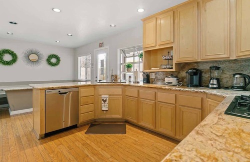 Green Valley North Casa | 5BR w/ Pool & Pool Table - 9 mi to Strip!