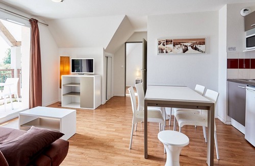 Auberville Condominio | 5km from the Beach! Charming central apartment