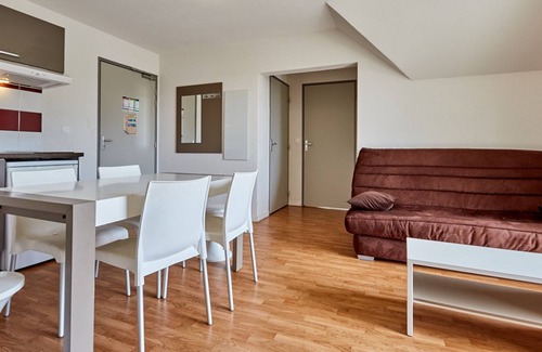 Auberville Condominio | 5km from the Beach! Charming central apartment