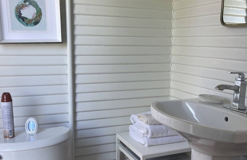 Stockton Casa | #5Lovely Room/w full bathroom, 3 block from Saint Joseph hospital