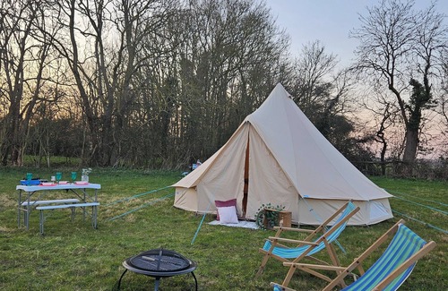 Howlett End Alquiler De RV | 5m Bell Tents-Glamping in picturesque 6 acre feld tucked away in the countryside
