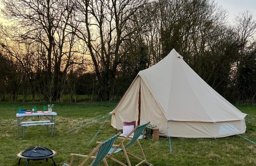 Howlett End Alquiler De RV | 5m Bell Tents-Glamping in picturesque 6 acre feld tucked away in the countryside