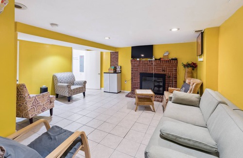 Hyattsville Casa | 5miles to Washington DC sight see: charming villa