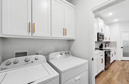 West Dallas Casa | 5min DT Luxe House with Game Room, Arcades, Billiards, Foosball, Washer/Dryer