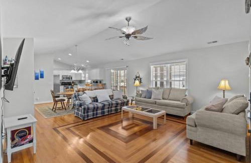 Tranquil Harbour Casa | 5min to Attractions Shops & Beach and Yard Games