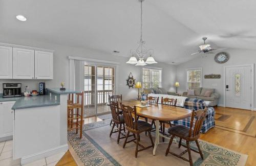 Tranquil Harbour Casa | 5min to Attractions Shops & Beach and Yard Games