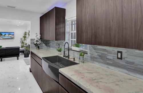Driftwood Casa | 5Min to HardRock|NearBeach|Salt Water pool