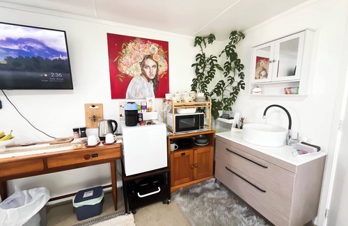 Tirohanga Apartamento | 5 min walk to beach. Bed & Breakfast in Self Contained Studio with Outdoor Bath