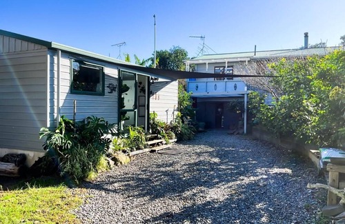 Tirohanga Apartamento | 5 min walk to beach. Bed & Breakfast in Self Contained Studio with Outdoor Bath