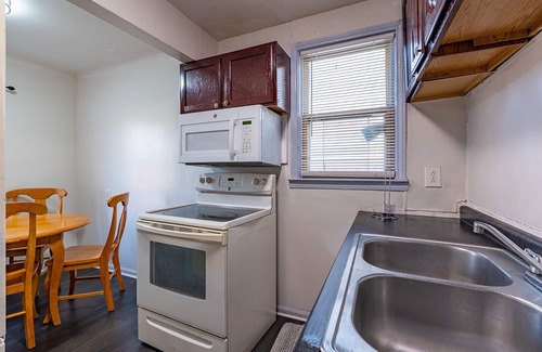 Detroit Casa | 5mins Drive to Detroit Zoo 3 bedrooms 2 full bath