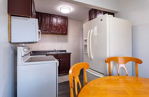Detroit Casa | 5mins Drive to Detroit Zoo 3 bedrooms 2 full bath
