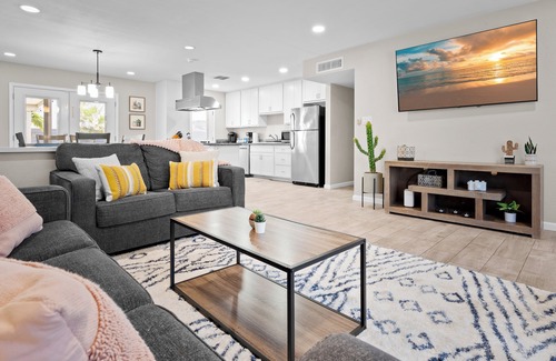 Cox Heights Casa | 5mins to Old Town! Heated Pool & Spa, Fire pit & Outdoor TV!