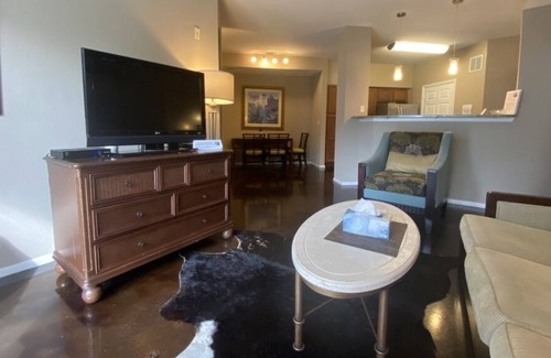 Channel District Apartamento | 5th Floor PH overlooking the pool! Downtown Channel District - NEW LISTING!