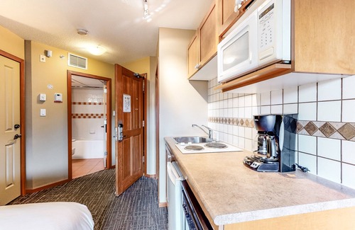 Village North Apartamento | 5th-floor studio with heated pool, hot tubs, saunas & gym - walk to lifts