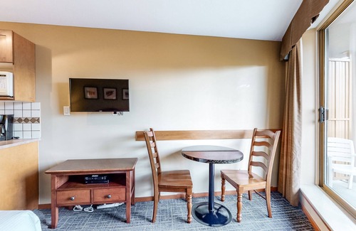 Village North Apartamento | 5th-floor studio with heated pool, hot tubs, saunas & gym - walk to lifts