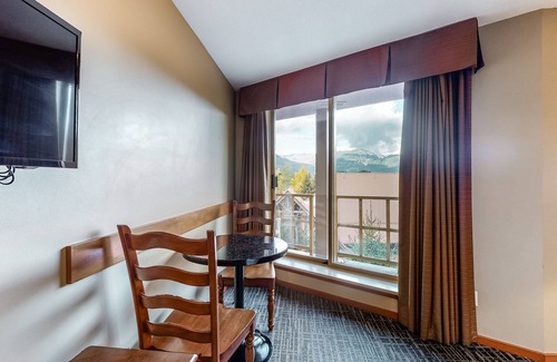 Village North Apartamento | 5th-floor studio with heated pool, hot tubs, saunas & gym - walk to lifts