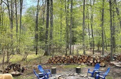 Beach Lake Casa | 6.45 ACRE Private Close to Big Bear Mountain, Waterfall, Fire-pit, Loft & more.