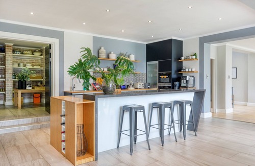 Newlands Casa | 6/7 bedroom spacious Bishopscourt home. Fun for the whole family.Exquiste views.