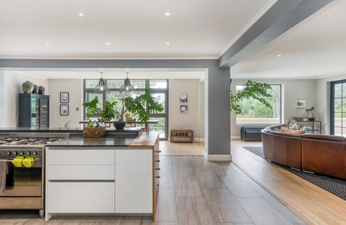 Newlands Casa | 6/7 bedroom spacious Bishopscourt home. Fun for the whole family.Exquiste views.