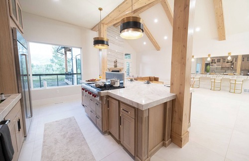 Huntsville Casa | 6/7 Ski house, IKON, Snowbasin, Powder mtn, Hot Tub, sleeps up to 21