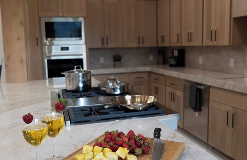 Huntsville Casa | 6/7 Ski house, IKON, Snowbasin, Powder mtn, Hot Tub, sleeps up to 21