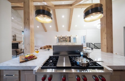 Huntsville Casa | 6/7 Ski house, IKON, Snowbasin, Powder mtn, Hot Tub, sleeps up to 21