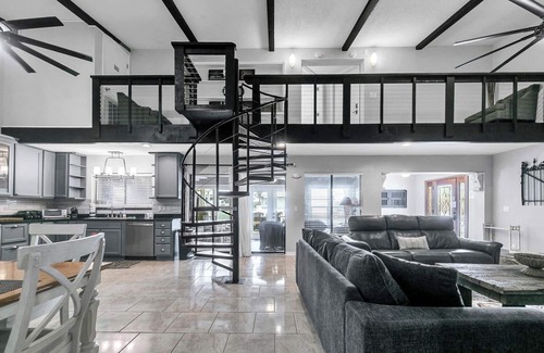 Crescent Beach Casa | 6 bdrm, 2bath , Sleeps 18 , hot tub, 45 yrds 2 Beach