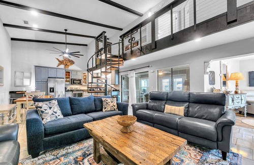 Crescent Beach Casa | 6 bdrm, 2bath , Sleeps 18 , hot tub, 45 yrds 2 Beach
