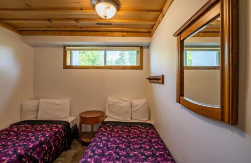 The Blue Mountains Chalet De Esquí | 6 bdrm Cottage at Blue Mountain, Private Beach Access, Hot Tub, Sauna, BBQ, Petfriendly